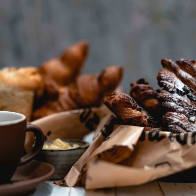 nydelig møtemat servert med kaffe